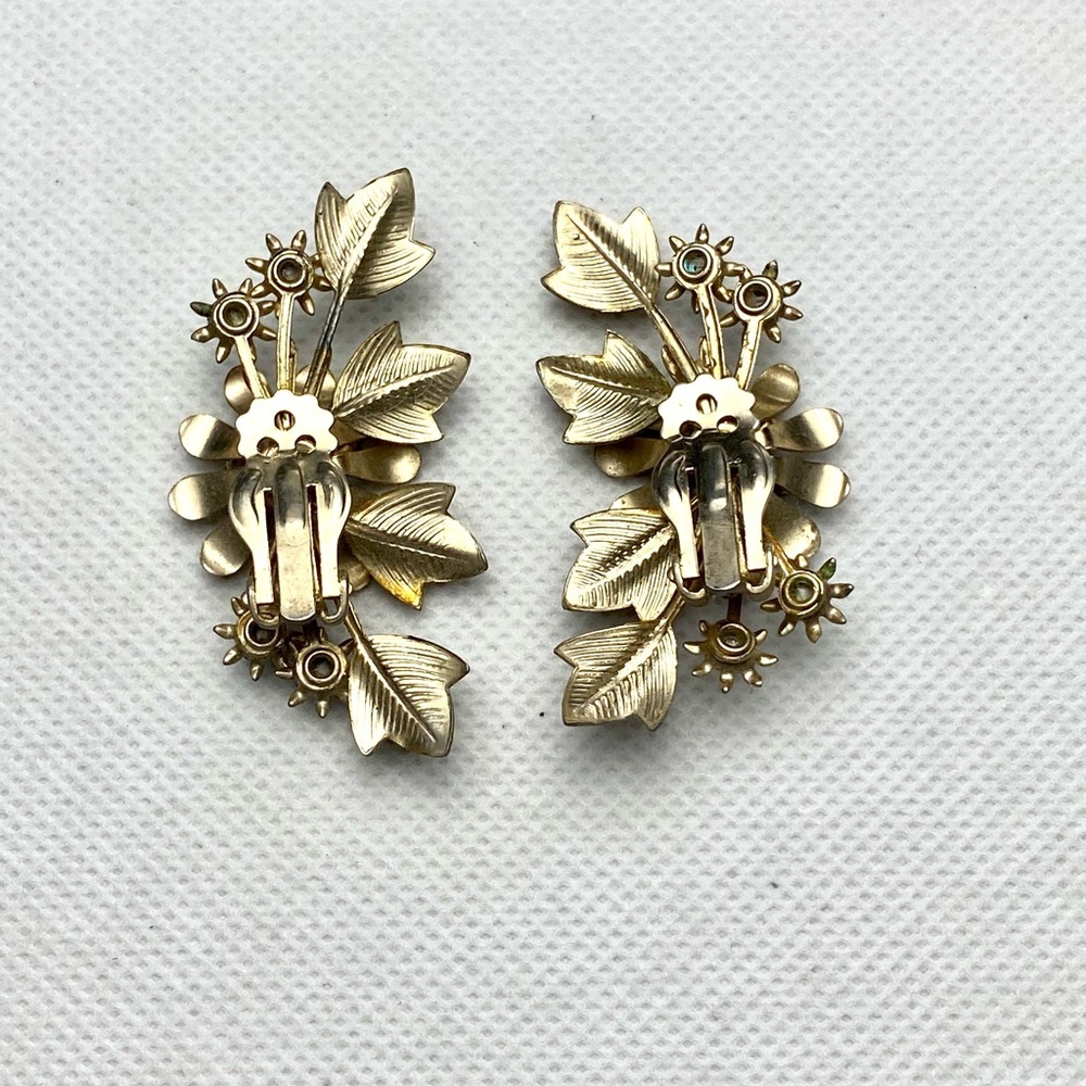 Vintage floral clip on earrings - Picture 5 of 5